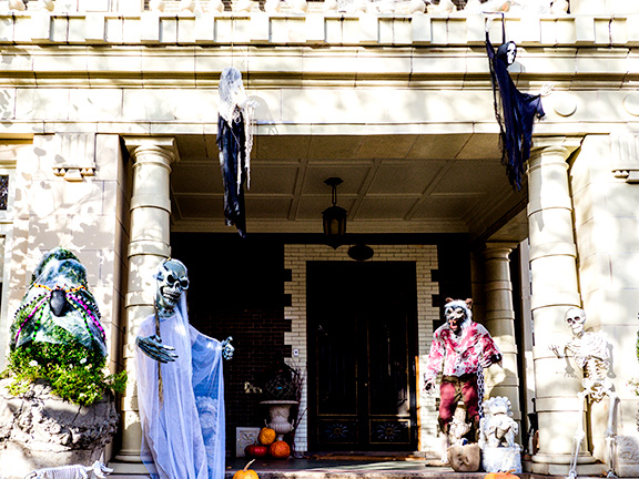 Mansion decorated for Halloween